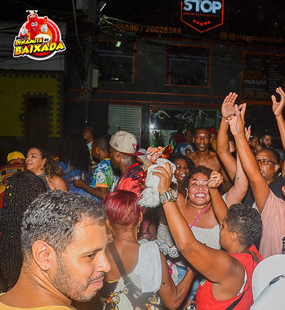 Público celebrando em atividade cultural